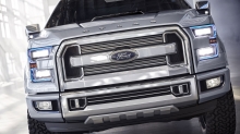 Взгляд спереди на решетку радиатора и передние фары концепта Ford Atlas